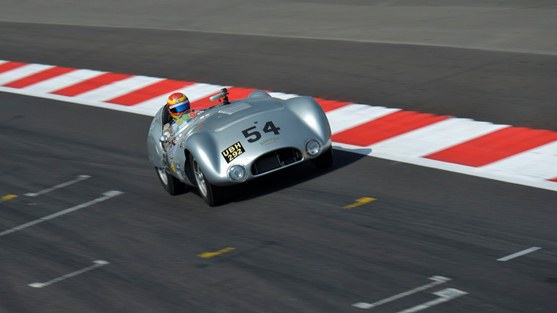 Having suffered a rear puncture, the Cooper T33 of John Young and Chris Ward powered their way to 4th place within the RAC Woodcote Trophy field