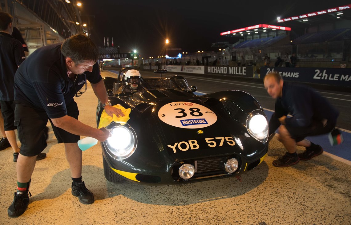 The Lister Knobbly of Derek Hood drive an impressive weekedn of racingcoming across the line in 10th place in its Plateau (Grid) 3